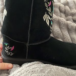UGG Juliette embroidered suede size 8 boots